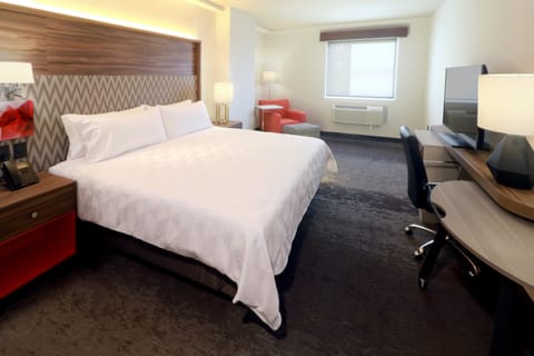 Standard Room, 1 King Bed | Minibar, in-room safe, individually decorated, individually furnished