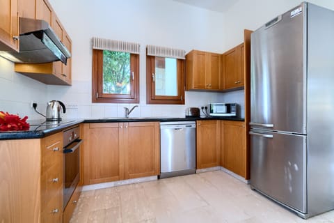 Villa | Private kitchen | Full-size fridge, microwave, oven, stovetop