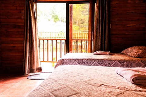 Family Cabin | Free WiFi, bed sheets