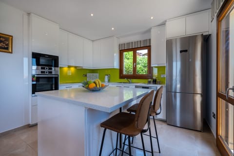 Villa | Private kitchen | Full-size fridge, microwave, oven, stovetop