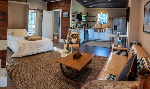 Very cozy studio style guesthouse.  Queensized bed.