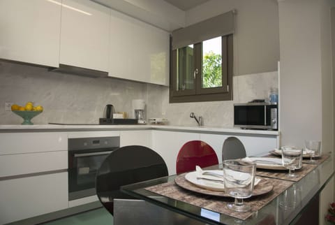 Design House, 3 Bedrooms, City View | Private kitchen | Fridge, microwave, oven, stovetop