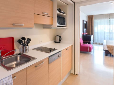 Studio, 1 Double Bed | Bathroom | Combined shower/tub, eco-friendly toiletries, hair dryer