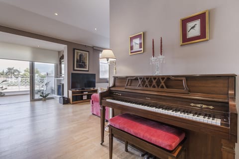Second floor
Living room-piano