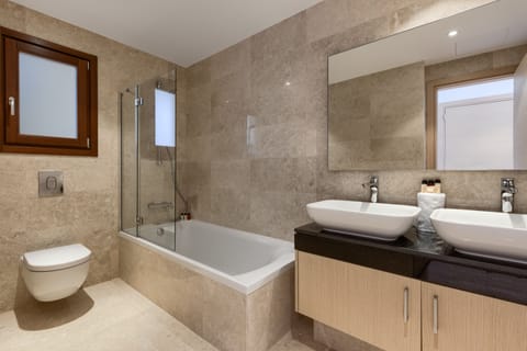 Premium Apartment, 3 Bedrooms, Pool Access | Bathroom | Hair dryer, bathrobes, slippers, towels