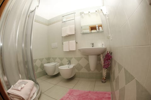 Panoramic Quadruple Room | Bathroom | Shower, free toiletries, hair dryer, bidet