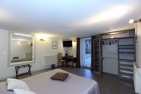 chambre PMR | Premium bedding, memory foam beds, desk, soundproofing