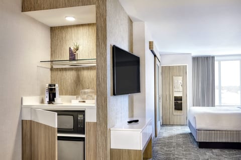 Suite, 1 King Bed | Desk, laptop workspace, blackout drapes, soundproofing