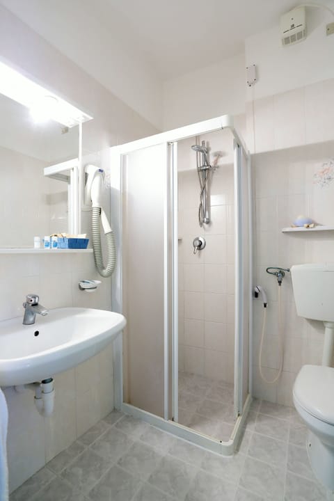 Quadruple Room | Bathroom | Shower, free toiletries, hair dryer, towels