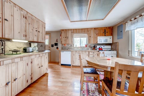 Classic Cabin, 2 Bedrooms, Kitchen | Private kitchen | Full-size fridge, microwave, oven, stovetop