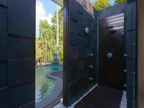 Honeymoon Villa, Private Pool | Bathroom | Separate tub and shower, deep soaking tub, rainfall showerhead