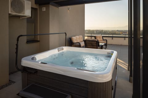 Grand Suite, Mountain View | Private spa tub