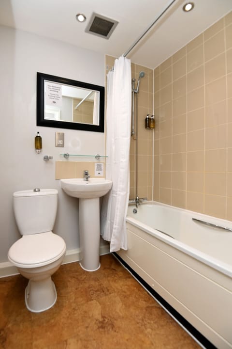 Twin Room | Bathroom | Shower, free toiletries, hair dryer, towels