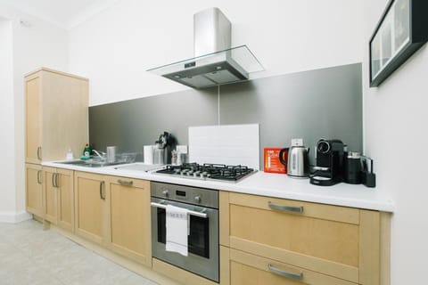 Apartment (3 Bedrooms) | Private kitchen | Fridge, microwave, oven, stovetop