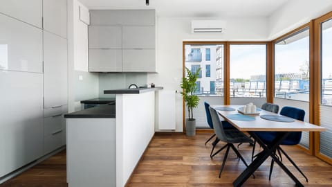 Apartment (10 H) | Private kitchenette | Fridge, stovetop, electric kettle, cookware/dishes/utensils