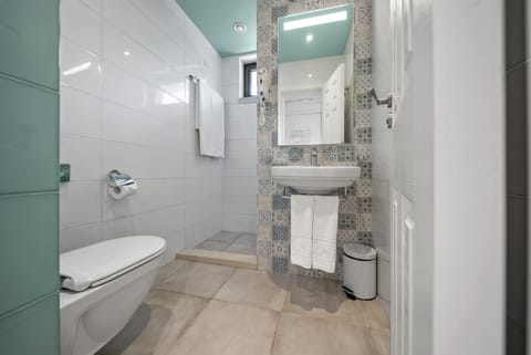 Standard Double or Twin Room, Park View | Bathroom | Shower, free toiletries, hair dryer, towels