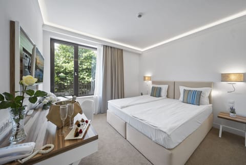 Standard Double or Twin Room, Park View | Minibar, in-room safe, free WiFi, bed sheets