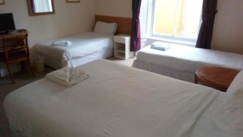 Triple Room, Shared Bathroom | Desk, free WiFi, bed sheets