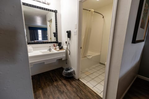 Combined shower/tub, free toiletries, hair dryer, towels