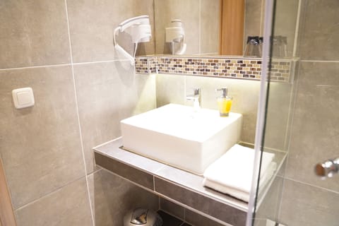 Shower, hair dryer, towels, shampoo