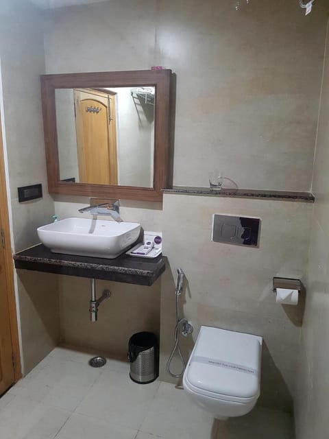 Luxury Room, 1 King Bed, Mountain View | Bathroom | Shower, free toiletries, bathrobes, towels