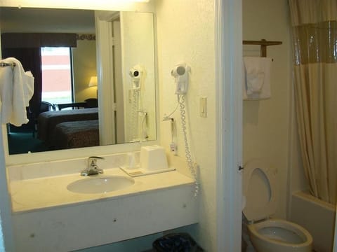 Combined shower/tub, hair dryer, towels