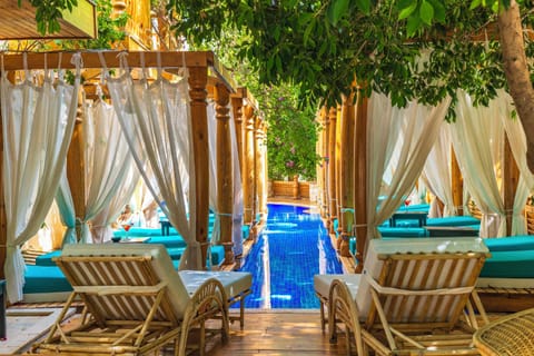 Seasonal outdoor pool, free cabanas, pool umbrellas