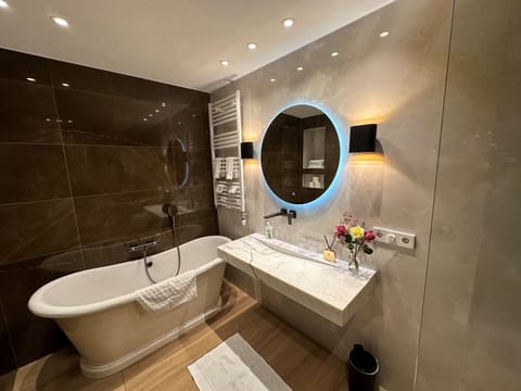 Deluxe Suite (Main floor) | Bathroom | Designer toiletries, hair dryer, towels, soap