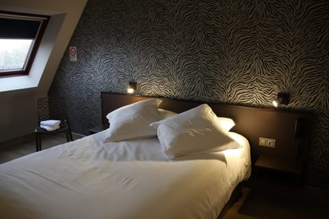 Double Room | Pillowtop beds, in-room safe, desk, soundproofing