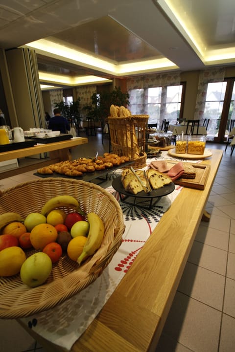 Buffet breakfast on weekdays (EUR 13 per person)