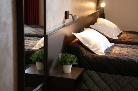 Standard Room, 2 Twin Beds | Pillowtop beds, in-room safe, desk, soundproofing