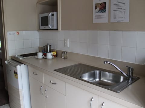 Executive Studio | Private kitchenette | Fridge, microwave, electric kettle