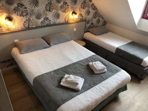 Triple Room | Desk, soundproofing, free WiFi, bed sheets