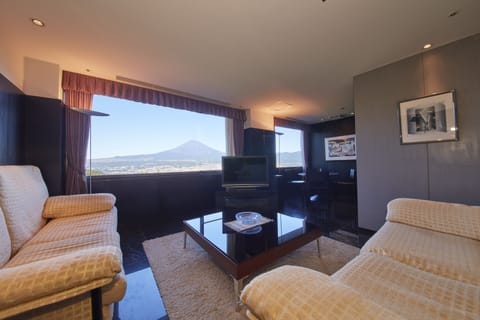 [Non-Smoking] Western Style Major Suite (Mt. Fuji View) | Desk, free WiFi, bed sheets