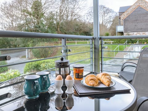 Sitting-out-area | 3 Waterwheel Apartment, Charlestown