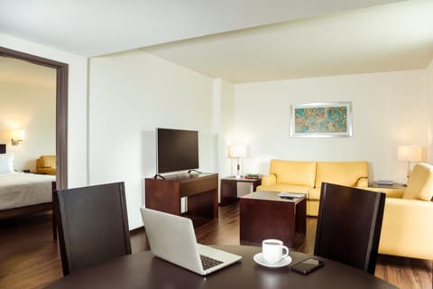 Suite (Master) | In-room safe, desk, iron/ironing board, free cribs/infant beds