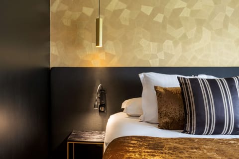 Comfort Room, 1 Queen Bed, Non Smoking (Twin bed on request) | In-room safe, individually decorated, individually furnished, desk