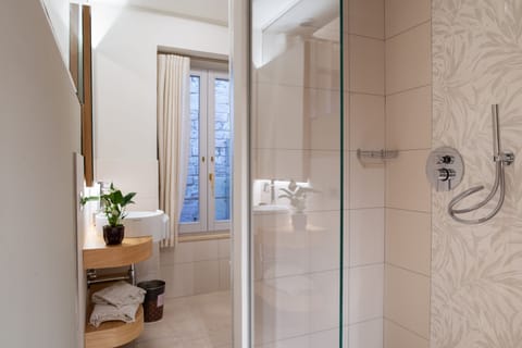 Junior Room (302) | Bathroom | Shower, free toiletries, hair dryer, bidet