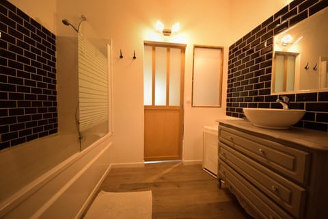 Superior Double Room | Bathroom | Shower, free toiletries, hair dryer, bathrobes