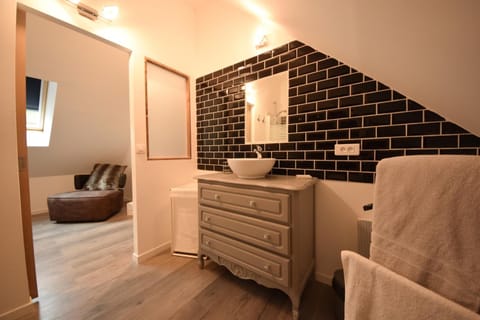 Superior Double Room | Bathroom | Shower, free toiletries, hair dryer, bathrobes