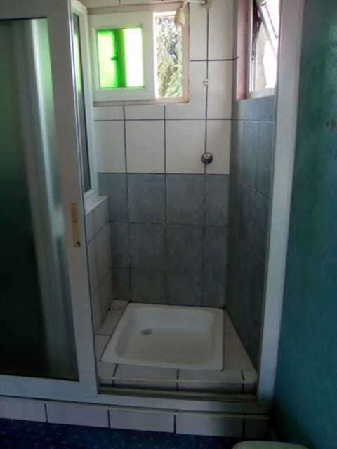 Deluxe Room | Bathroom | Shower, rainfall showerhead, free toiletries, slippers