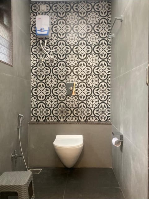 Deluxe Double Room | Bathroom | Shower, towels
