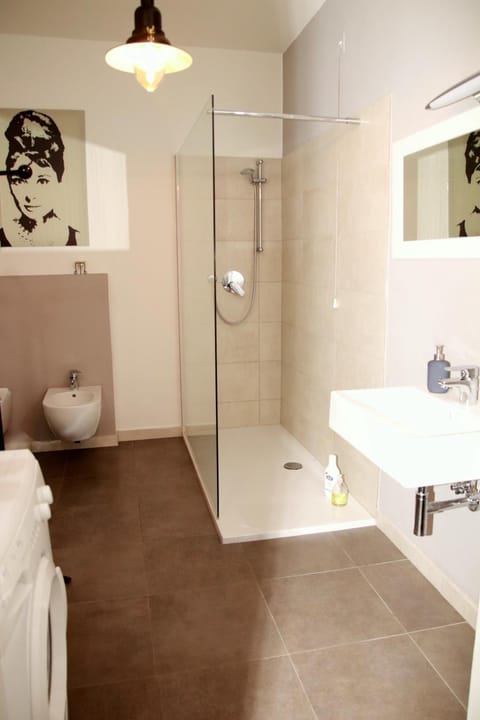 Combined shower/tub, deep soaking tub, rainfall showerhead, hair dryer