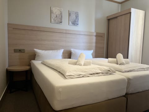 Comfort Double Room | Desk, soundproofing, free WiFi, bed sheets