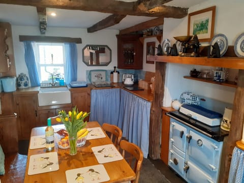 Cottage | Private kitchen | Fridge, microwave, oven, stovetop