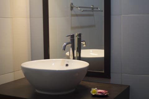 Deluxe Room | Bathroom | Shower, free toiletries, towels, soap