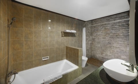 Deluxe Room | Bathroom | Combined shower/tub, free toiletries, slippers, towels