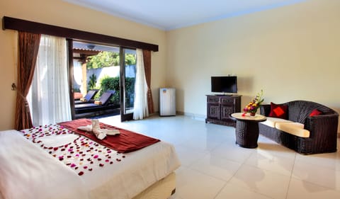 Family Villa, 1 King Bed, Pool View, Beachfront | Minibar, in-room safe, desk, blackout drapes