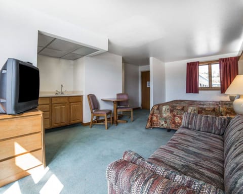 Suite, 1 King Bed, Non Smoking | Desk, soundproofing, iron/ironing board, rollaway beds