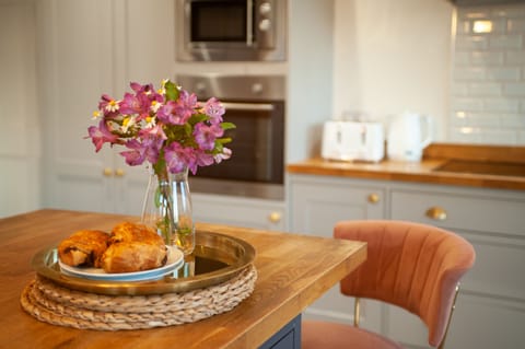 Luxury Cottage, Ensuite (Bungalow ) | Shared kitchen | Highchair